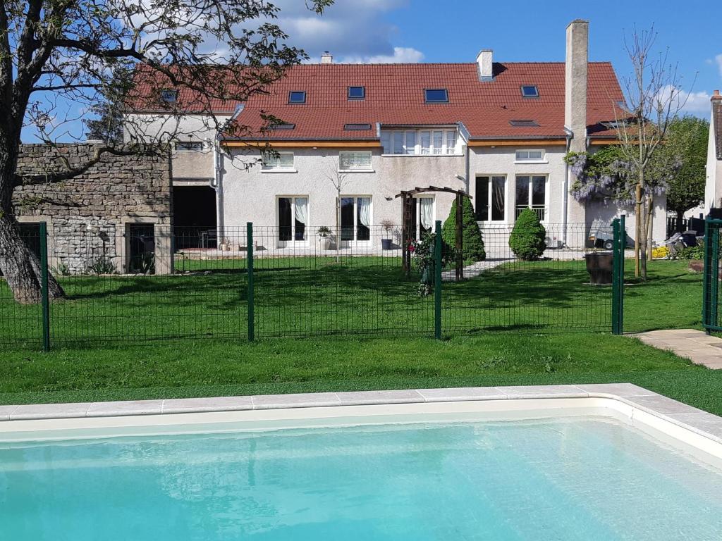 een leeg zwembad voor een huis bij Les tilleuls in Épernay-sous-Gevrey