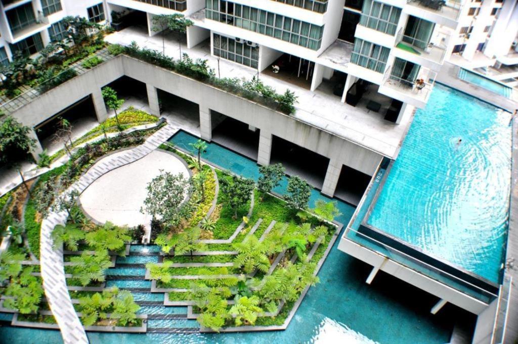 Pogled na bazen u objektu Regalia Suites & Residences Kuala Lumpur ili u blizini