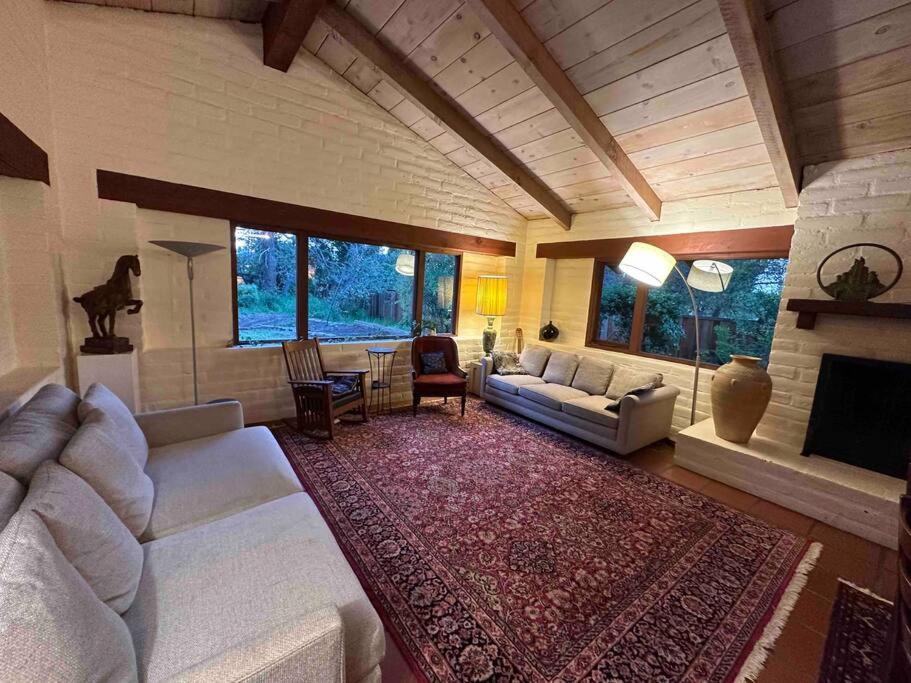 uma sala de estar com mobiliário branco e uma lareira em Stanford Farmhouse em Palo Alto