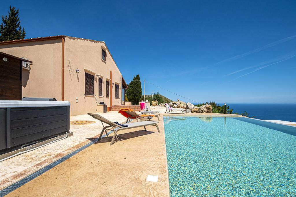 Bazén v ubytovaní Villa Azuria con Piscina Privata Vista Mare alebo v jeho blízkosti