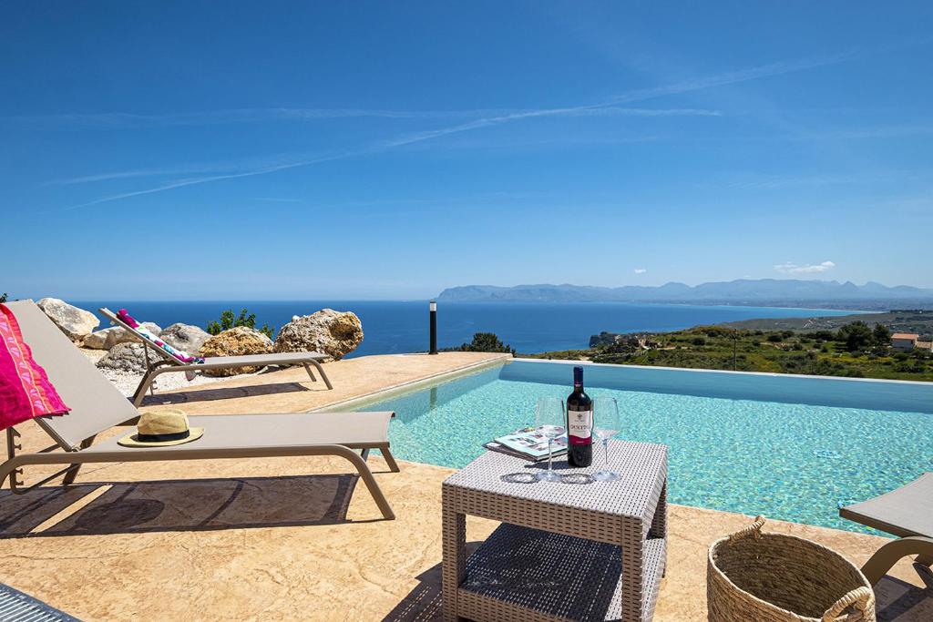 Bazén v ubytovaní Villa Azuria con Piscina Privata Vista Mare alebo v jeho blízkosti