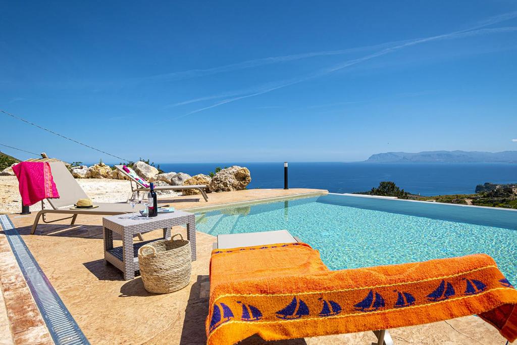 Bazén v ubytovaní Villa Azuria con Piscina Privata Vista Mare alebo v jeho blízkosti