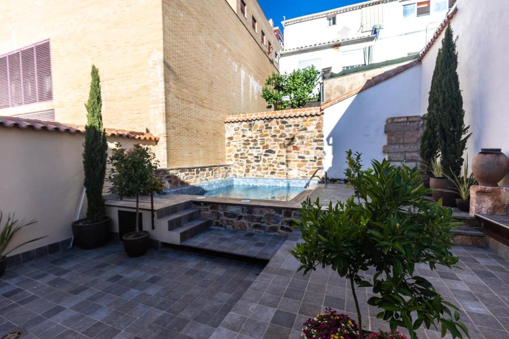 un patio con piscina en un edificio en Apartamentos Turísticos DE LA BERNARDA, en Cáceres