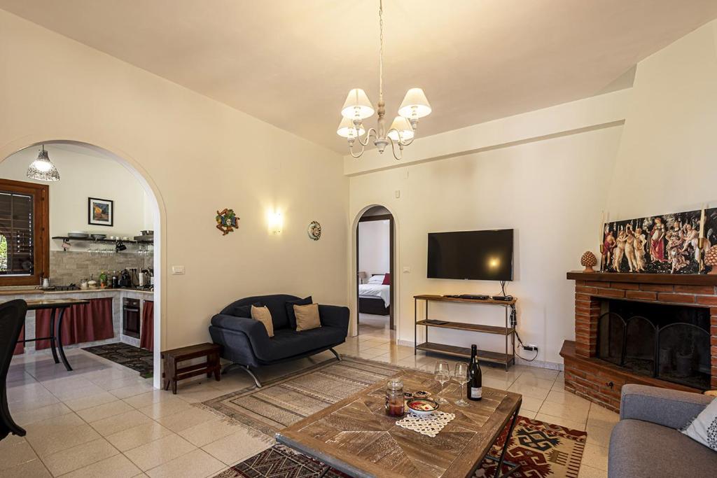 Televízia a/alebo spoločenská miestnosť v ubytovaní Villa Azuria con Piscina Privata Vista Mare