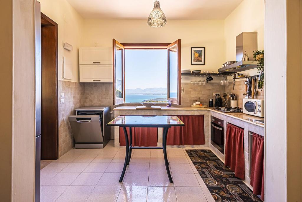 Kuchyňa alebo kuchynka v ubytovaní Villa Azuria con Piscina Privata Vista Mare