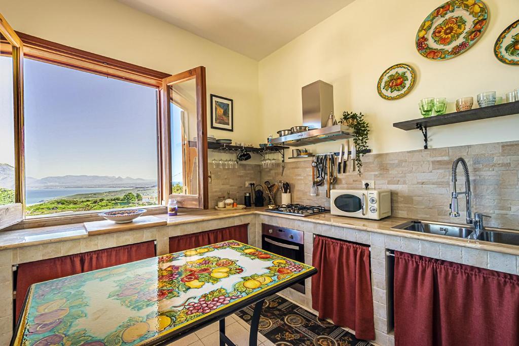 Kuchyňa alebo kuchynka v ubytovaní Villa Azuria con Piscina Privata Vista Mare
