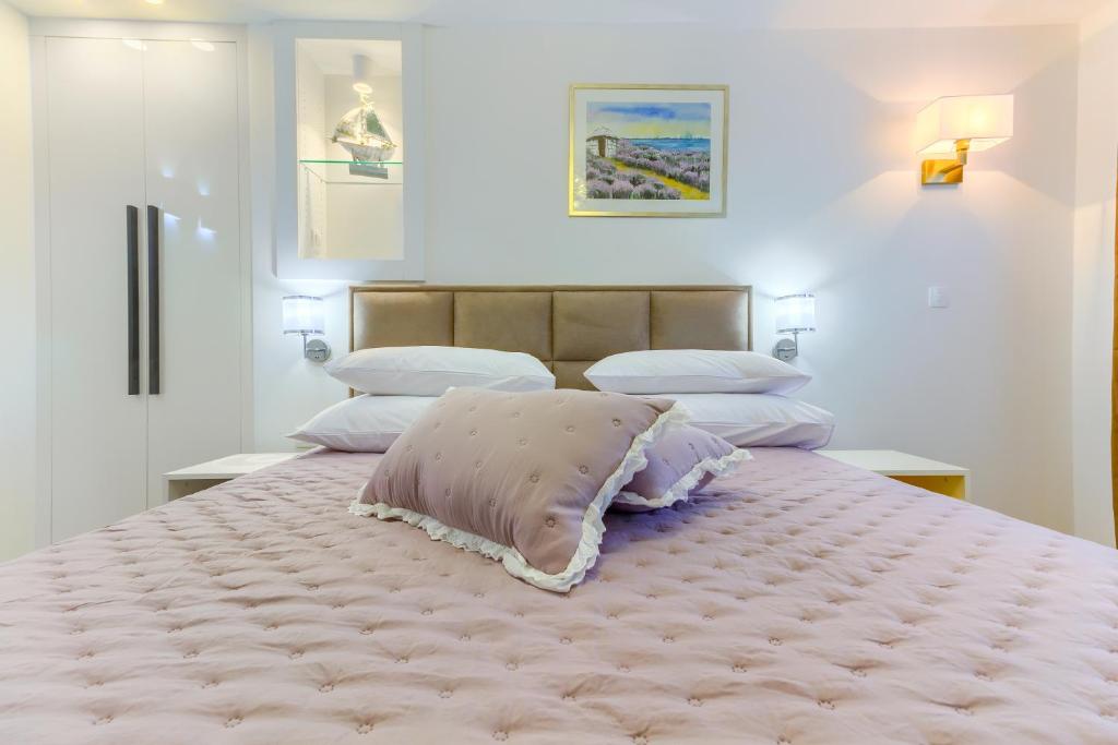 Postel nebo postele na pokoji v ubytování Irini Luxury Rooms