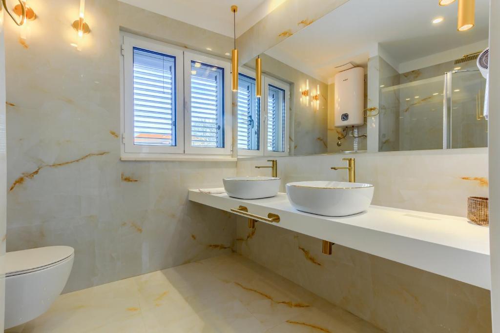 Koupelna v ubytování Irini Luxury Rooms