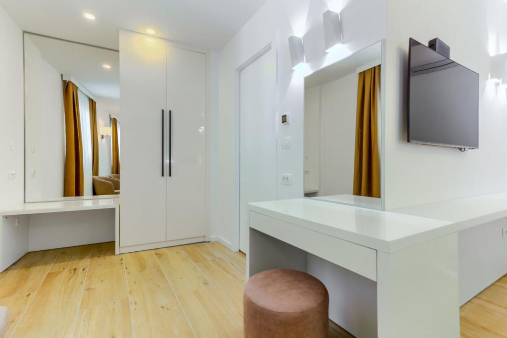 TV a/nebo společenská místnost v ubytování Irini Luxury Rooms