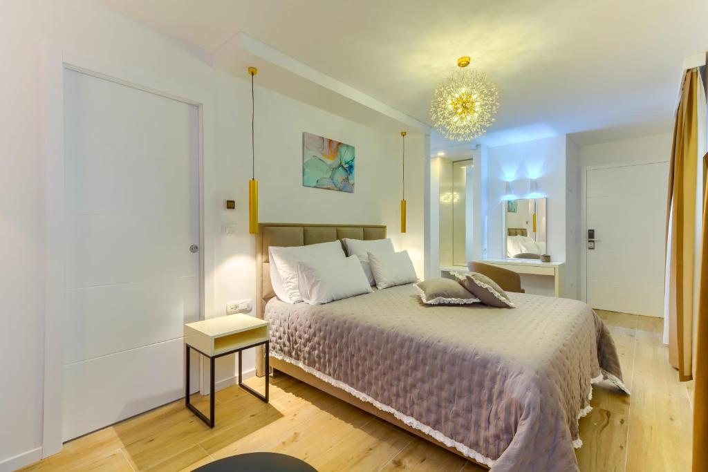 Postel nebo postele na pokoji v ubytování Irini Luxury Rooms