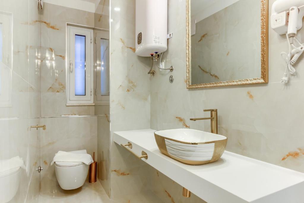 Koupelna v ubytování Irini Luxury Rooms