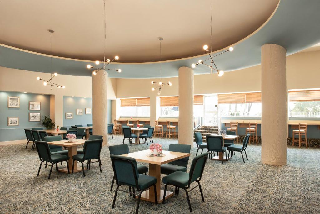 Restaurace v ubytování Sherry Frontenac Oceanfront