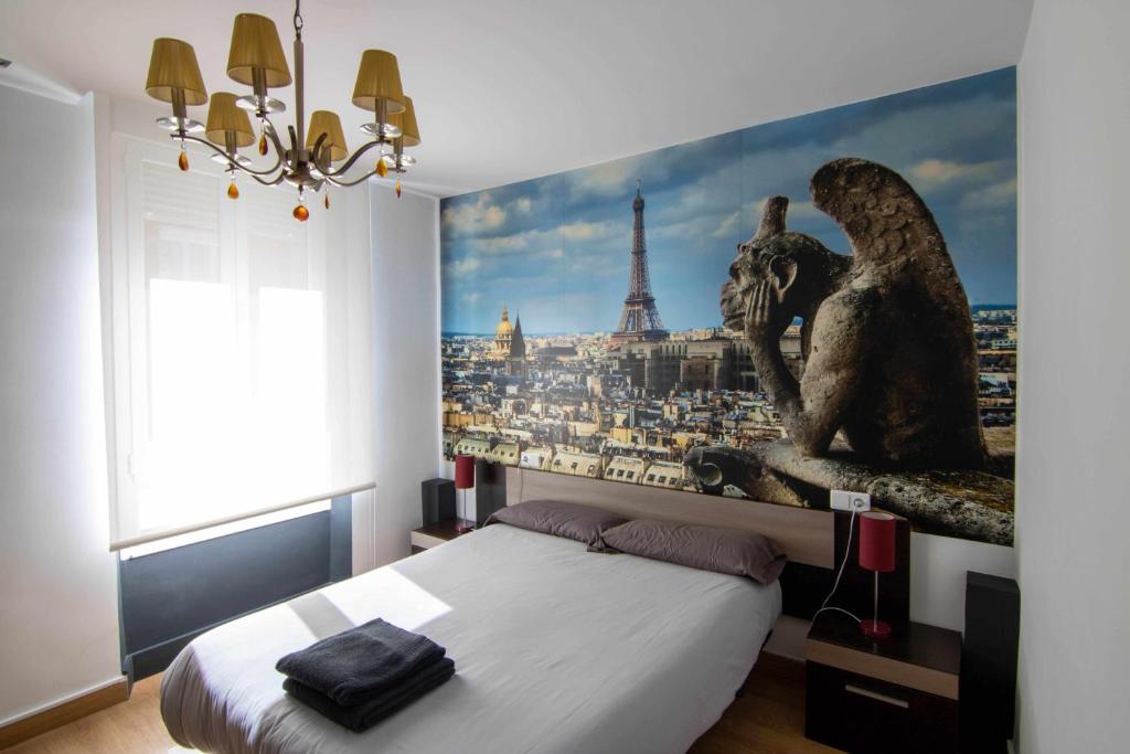 1 dormitorio con un cartel de la torre Eiffel en Apartamento paris, en León
