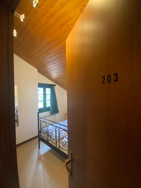 una puerta abierta a un dormitorio con cama en BellaVista Cureglia, en Cureglia
