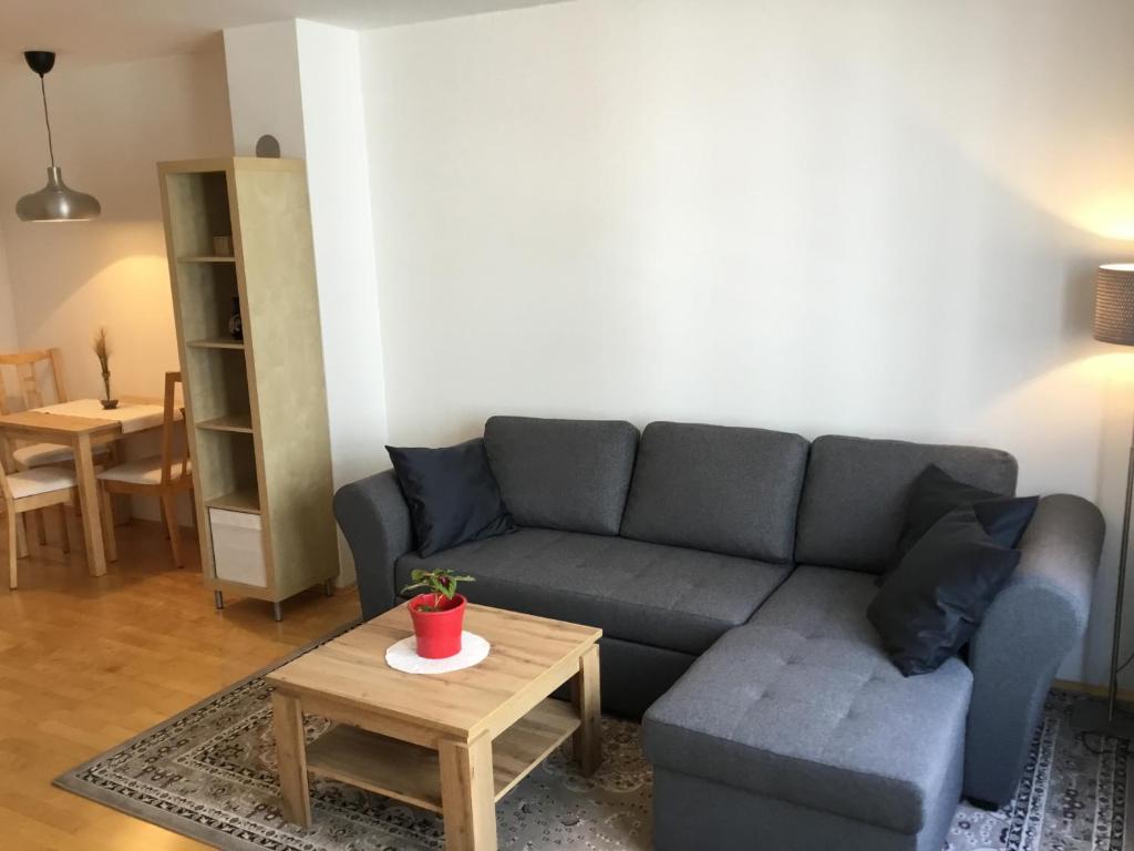 sala de estar con sofá y mesa en Earl Grey Apartment Wien, en Viena