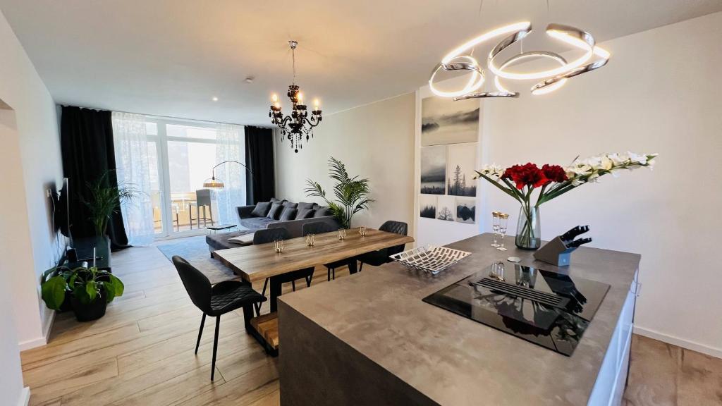 Posezení v ubytování Central Designer 3 Room Apt with terrace & parking