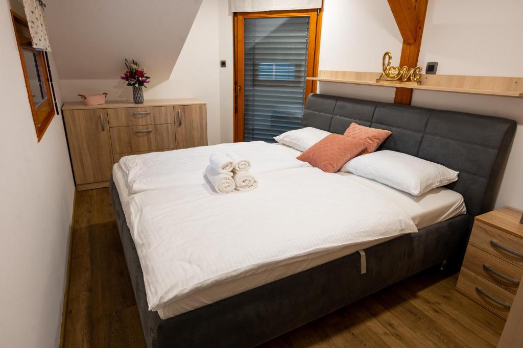 Voodi või voodid majutusasutuse House "HISCA" With Private Terrace, BBQ, Fireplace, Sauna, Hot Tub toas