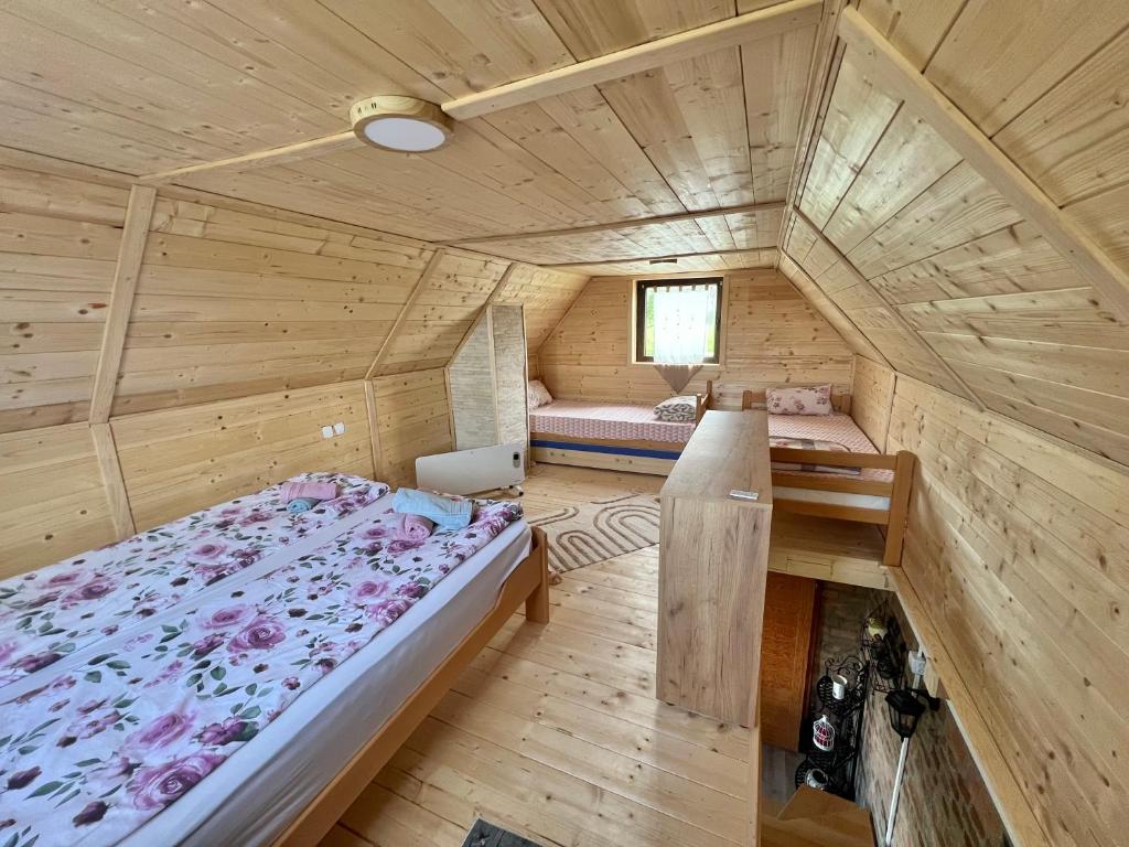 Voodi või voodid majutusasutuse Tarska Čarolija toas