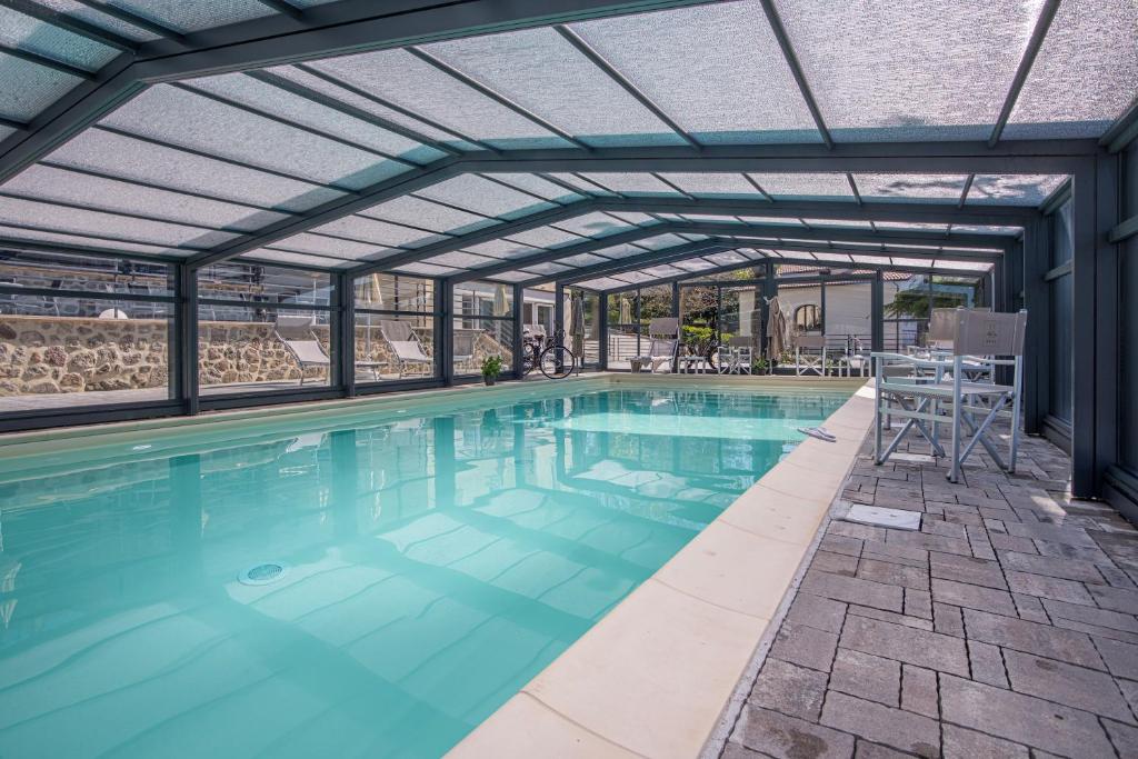 una gran piscina con techo retráctil en Hotel Valle del Fiora, en Santa Fiora