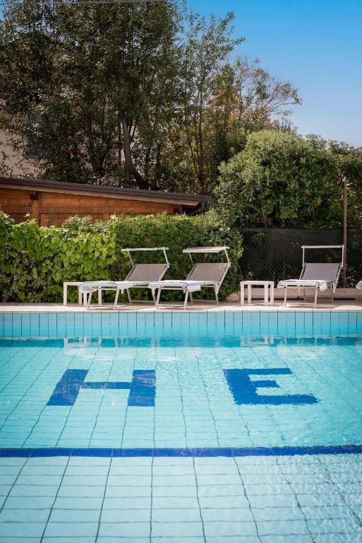 Bazén v ubytování Hotel Embassy nebo v jeho okolí