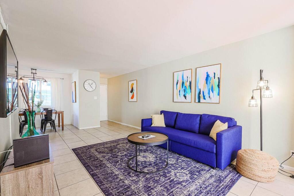 uma sala de estar com um sofá azul e uma mesa em Fabulous First Floor Condo in Old Town Scottsdale! em Scottsdale