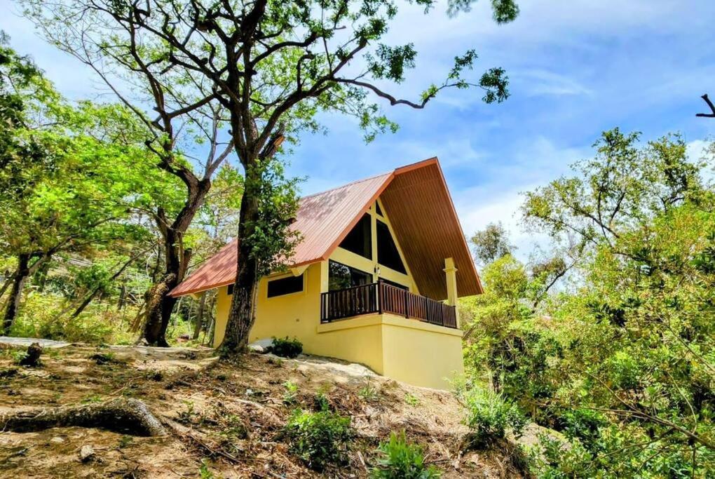 ein kleines gelbes Haus mit rotem Dach in der Unterkunft Cabaña de montaña en Altos del María in Sorá