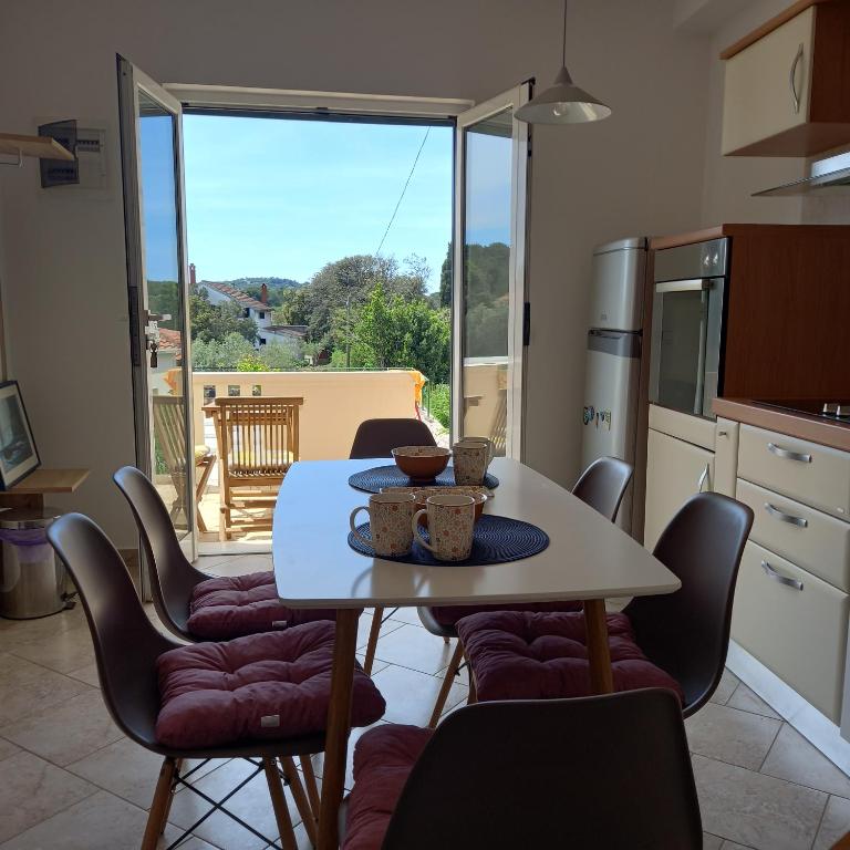 Η κουζίνα ή μικρή κουζίνα στο Captains Place