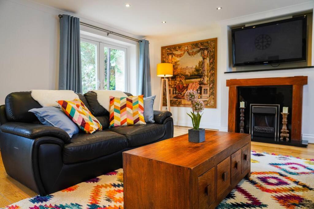 een woonkamer met een bank en een salontafel bij Luxury 4-bed in Oxford with 2x parking & garden in Oxford