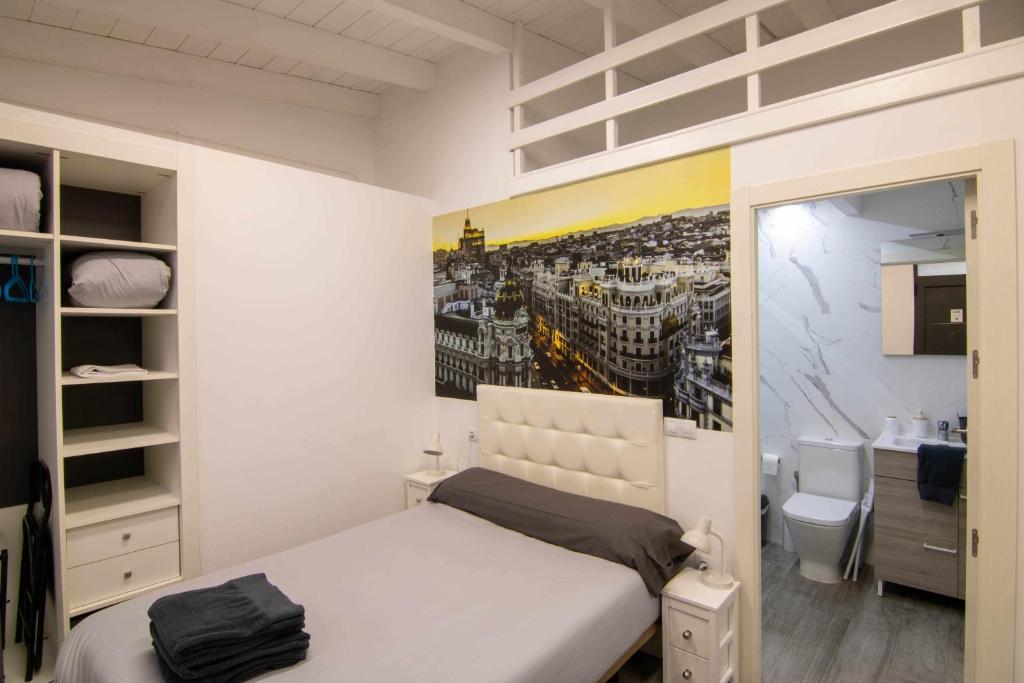 um quarto com uma cama e um quadro na parede em Loft madrid em Leão