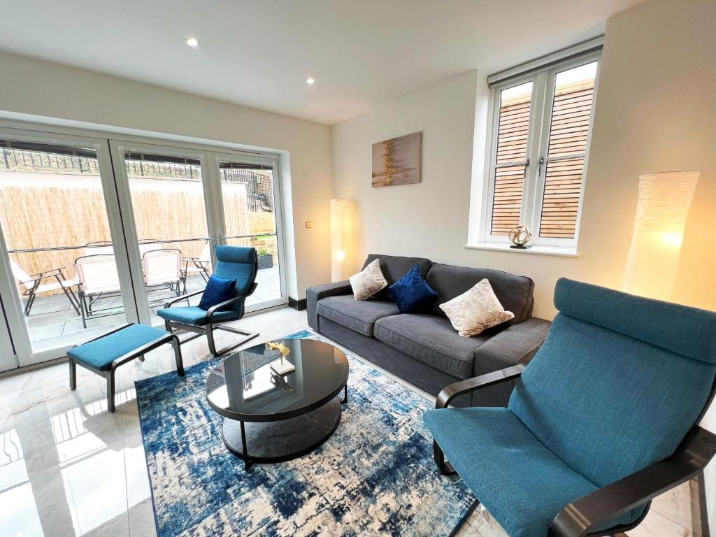 a living room with a couch and chairs and a table at Luxury Modern Private Villa in Brighton in Brighton & Hove