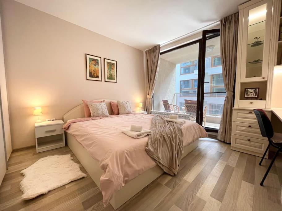 New Stylish and Airy 2 BDRM Apartment with a FREE Garage