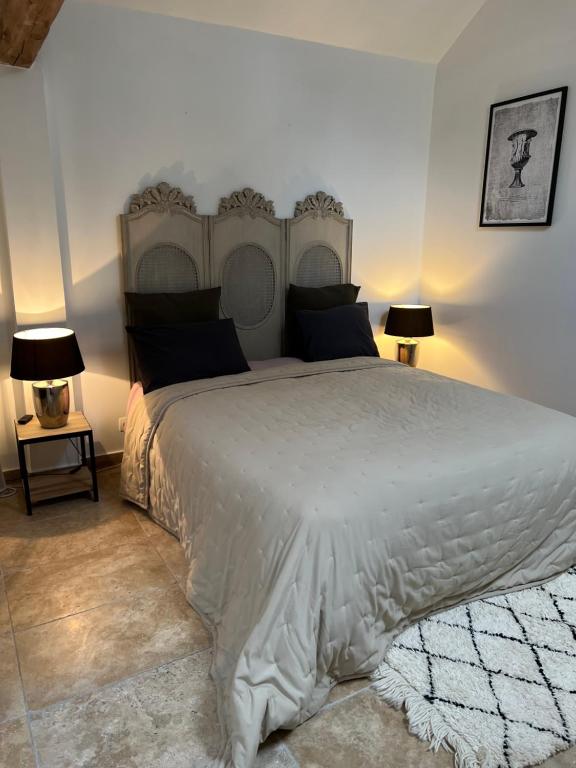 een slaapkamer met een groot wit bed met 2 lampen bij Gîte de l’abbaye in Saint-Jean-aux-Bois