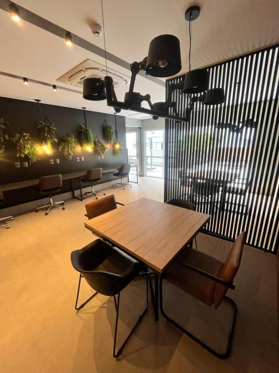 - une salle à manger avec une table et des chaises en bois dans l'établissement Hub Home - Vista Incrível, à Criciúma