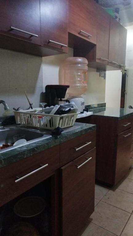 eine Küche mit Töpfen und Pfannen auf einer Theke in der Unterkunft Habitacion privada in Tehuacán