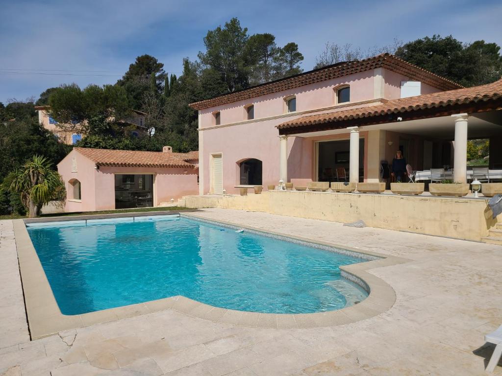 ein Pool vor einem Haus in der Unterkunft Villa Mycènes in Garéoult