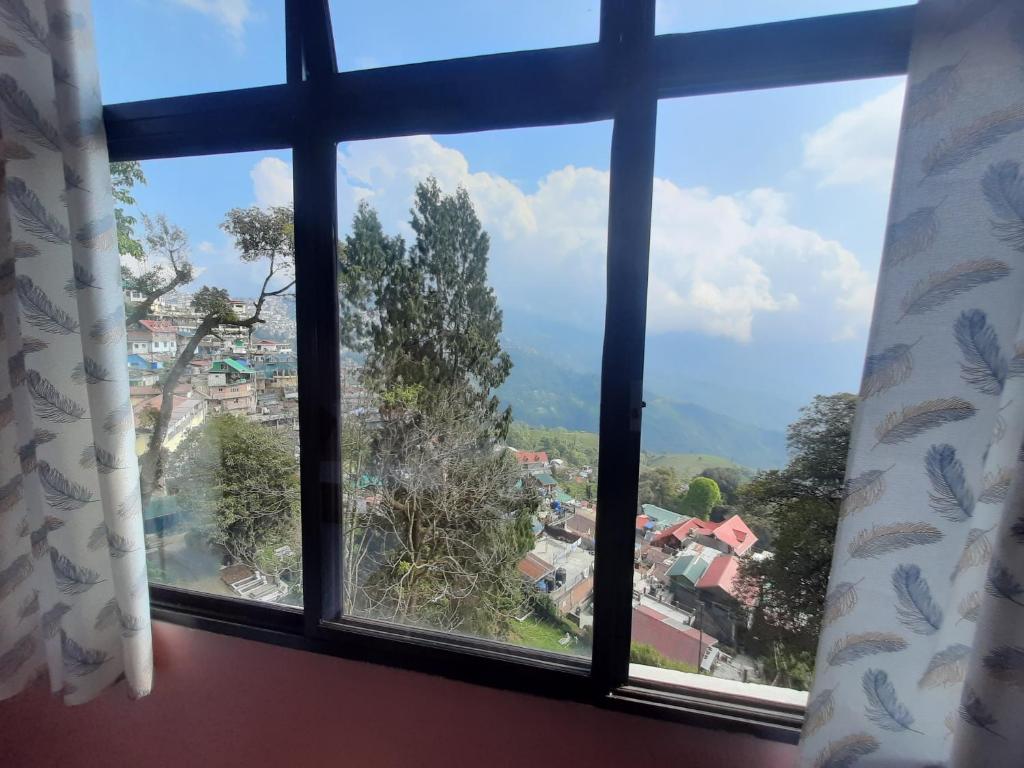 Nespecifikovaný výhled na hory nebo výhled na hory při pohledu z hostelu