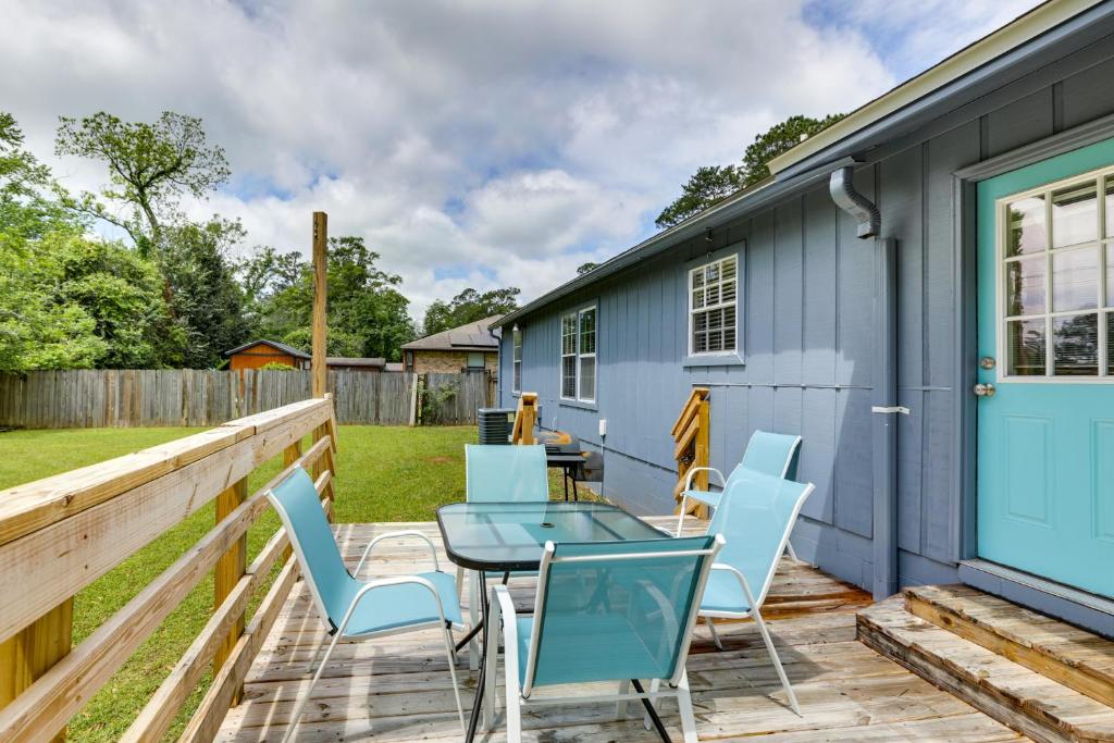 een patio met een tafel en stoelen en een blauwe deur bij Bright Tallahassee Vacation Rental Near FSU and FAMU in Tallahassee