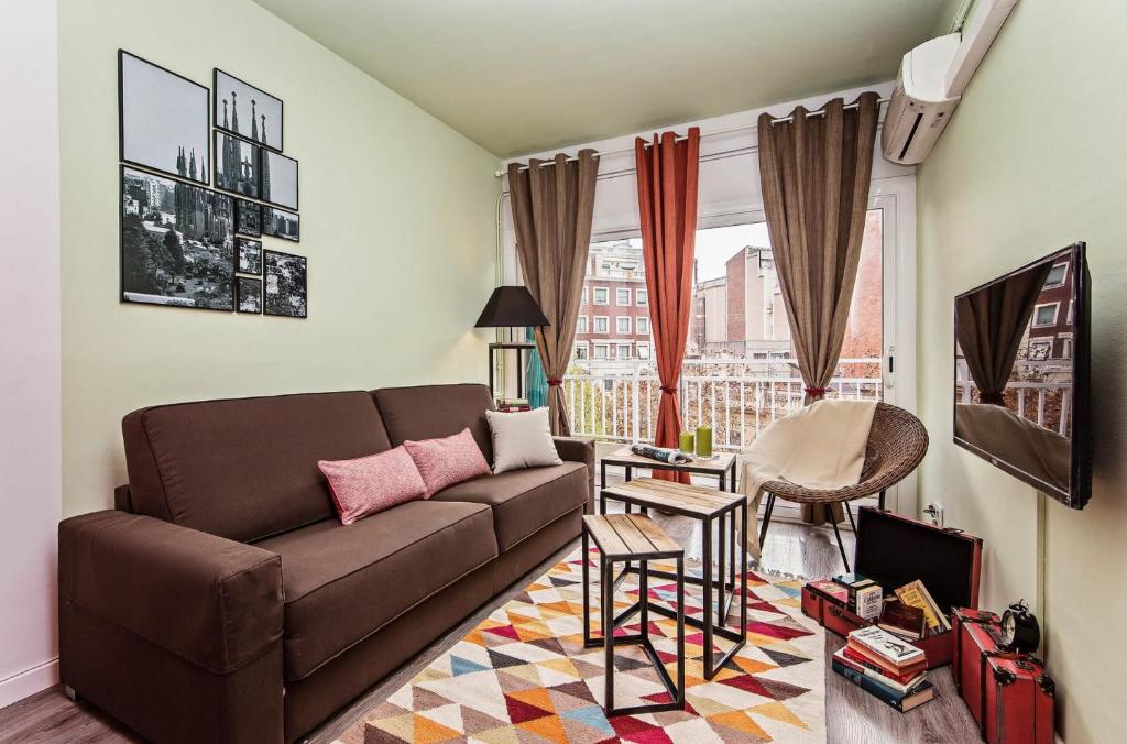 sala de estar con sofá y mesa en Sweet Inn - Gaudi Avenue, en Barcelona