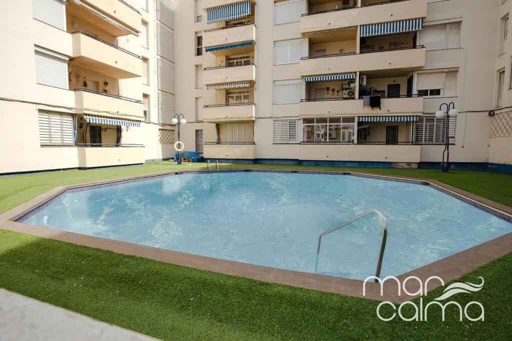 una gran piscina frente a un edificio en Apartamento Miramar by MarCalma, en Torredembarra
