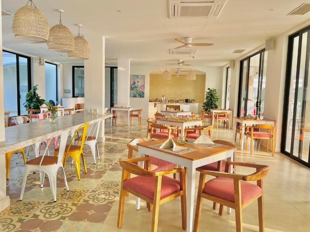 Restaurace v ubytování Moodhoian Riverside Resort & Spa
