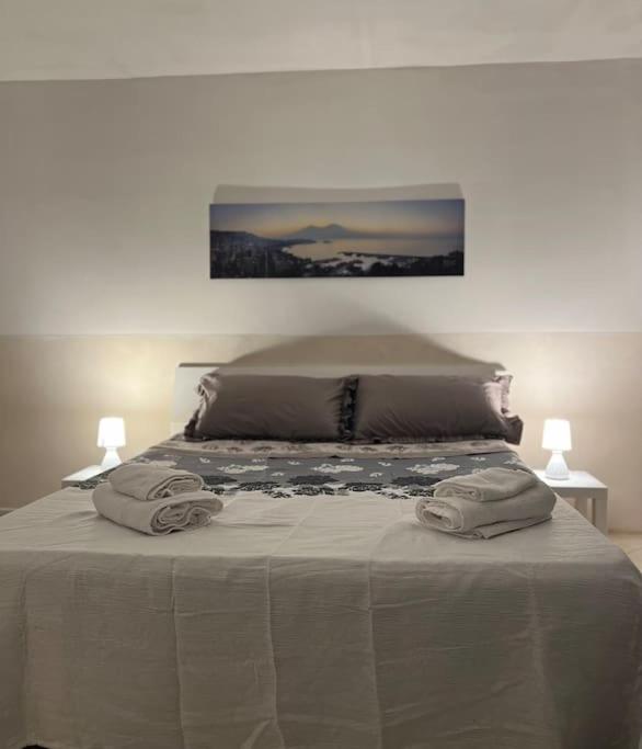 una camera da letto con un letto con due asciugamani sopra di Casa Elena - casa vacanze Napoli centro a Napoli