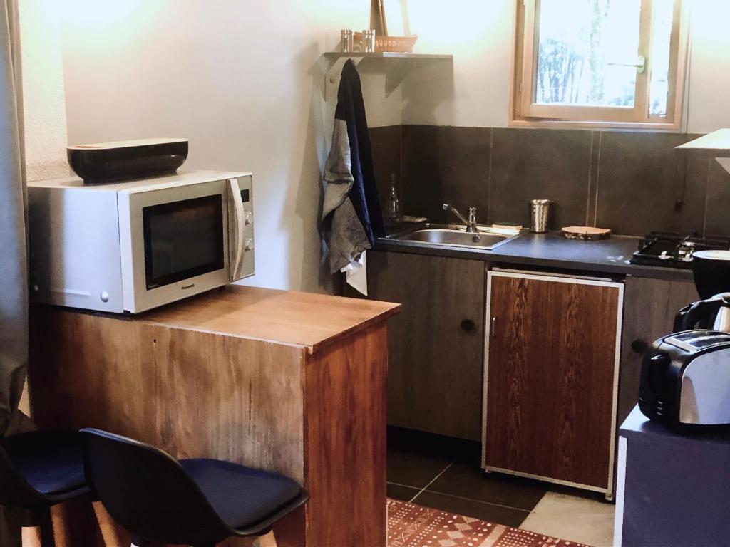 Kuchyň nebo kuchyňský kout v ubytování La Cabane