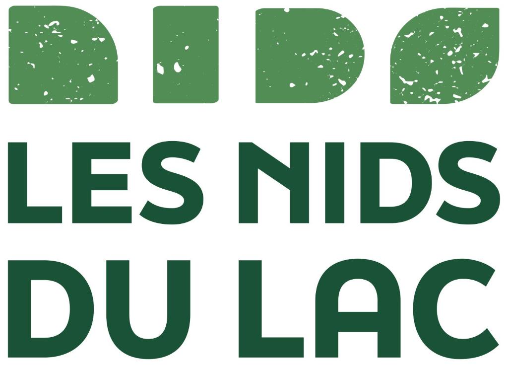 Domaine Les Nids du Lac في Sanchey: مجموعة من اربع لوحات خضراء مع كلمة اقل الاطفال يتاخرون