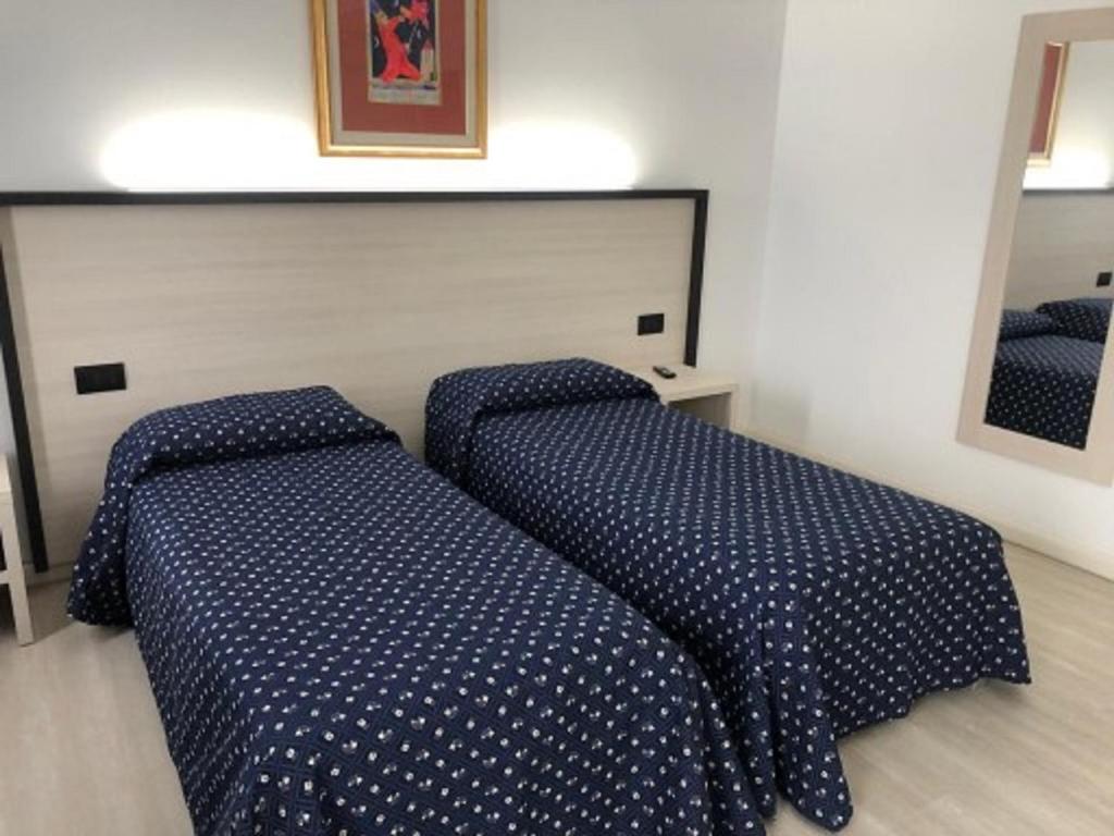 Un pat sau paturi într-o cameră la Alloggi Pontecorvo Liviana