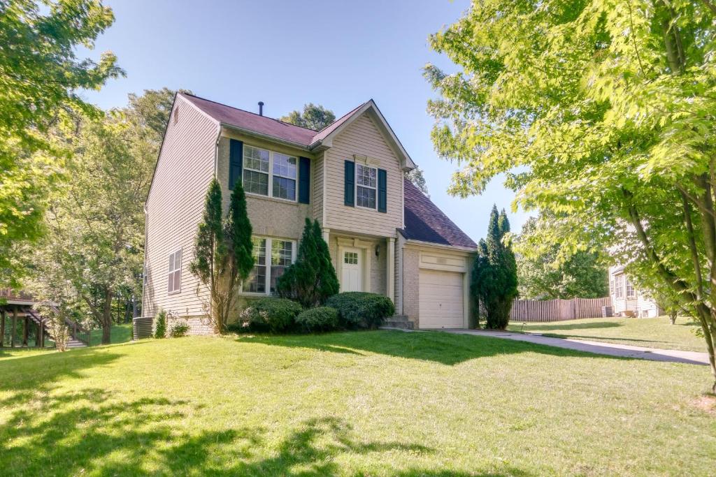 ein Haus mit einer Auffahrt und Bäumen in der Unterkunft Greater Landover Vacation Rental in DC Metro Area! in Randolph Village