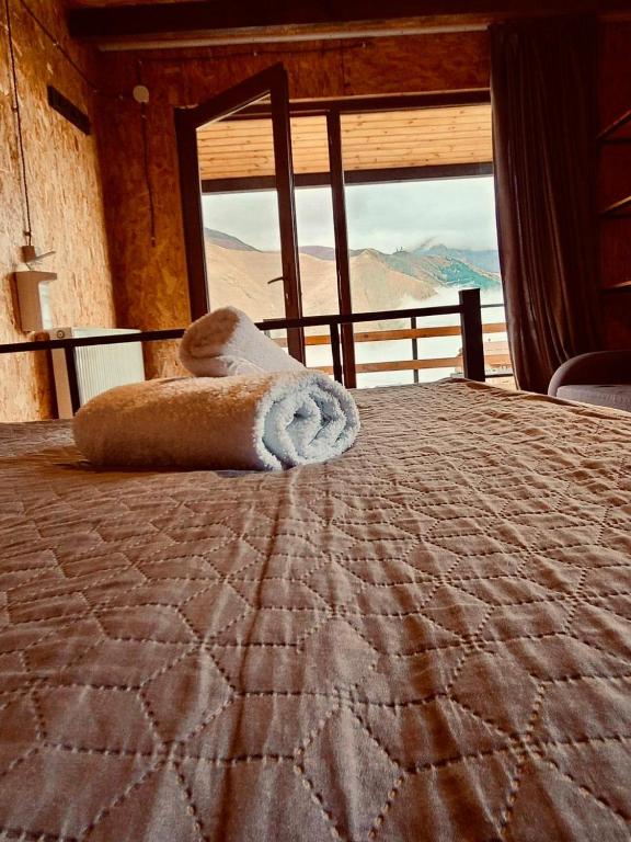 Postel nebo postele na pokoji v ubytování Kazbegi 5054