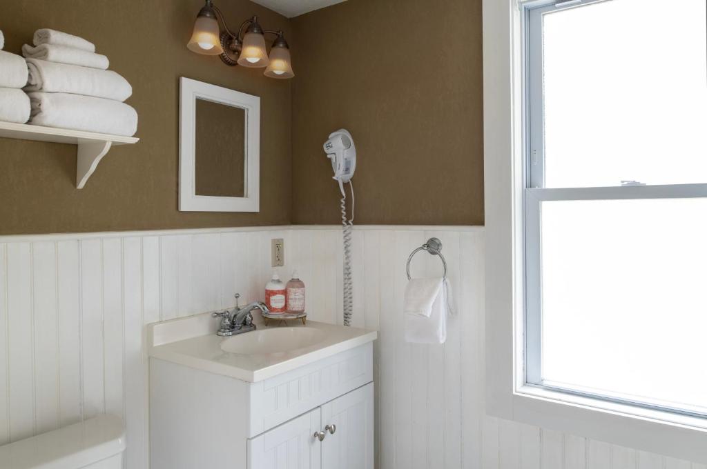 Christmas Farm Inn and Spa - Prime King Room Main Inn Ou Salt Box