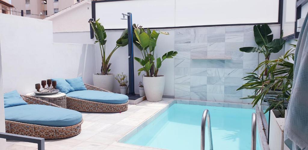 eine Terrasse mit Pool und Pflanzen in der Unterkunft Apartamento MarySol B con Terraza y Piscina privada in Benalmádena