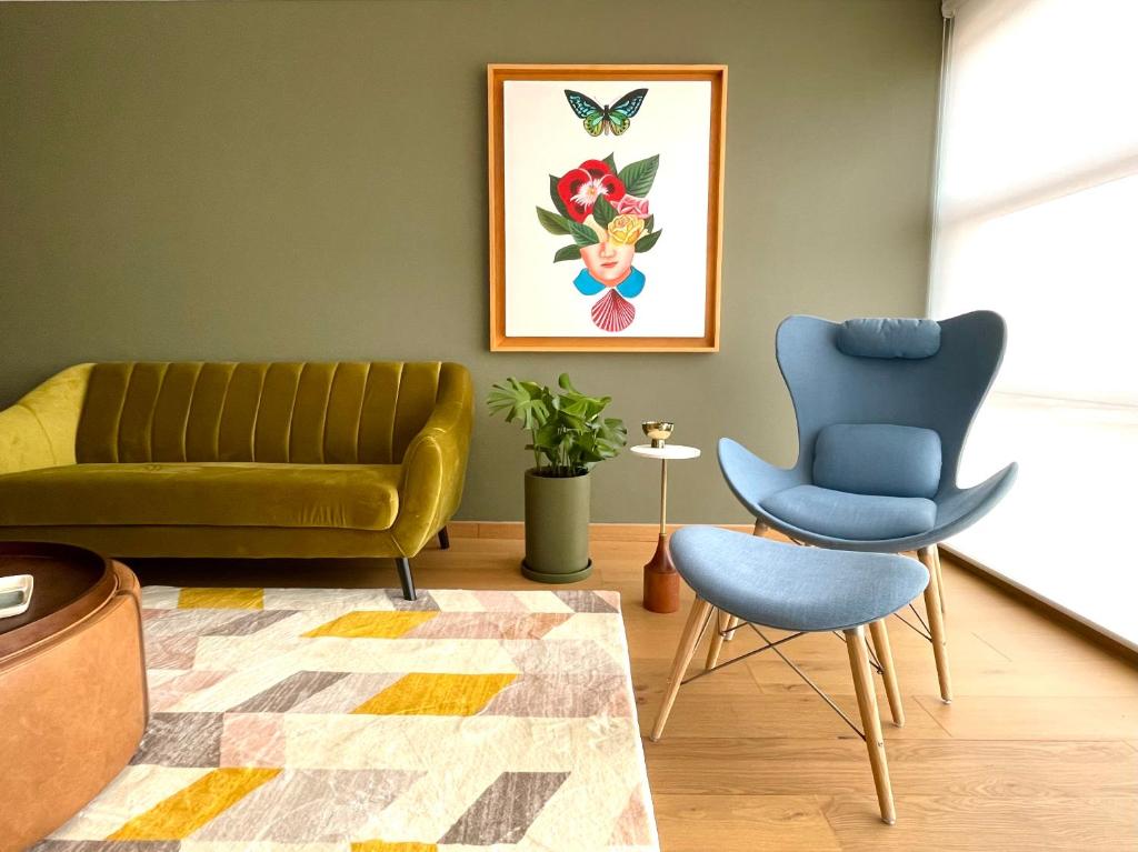 een woonkamer met een groene bank en een blauwe stoel bij New apartments in building with pool, rooftop and gym in Condesa in Mexico-Stad