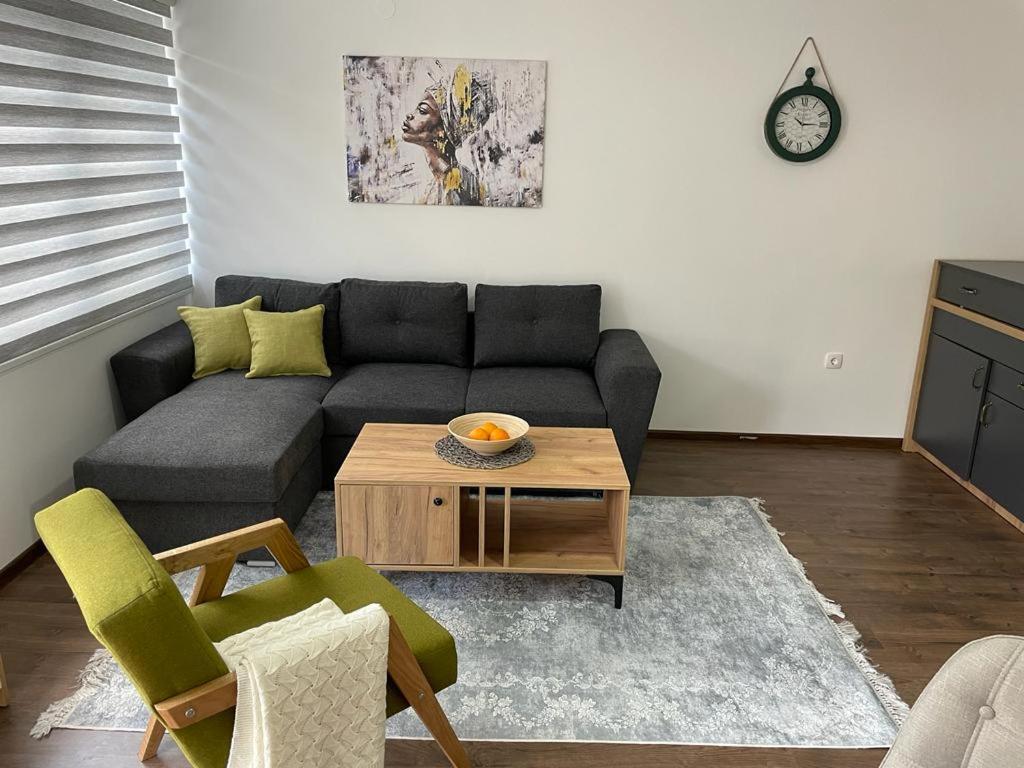 uma sala de estar com um sofá e uma mesa de centro em Damade apartments em Jajce